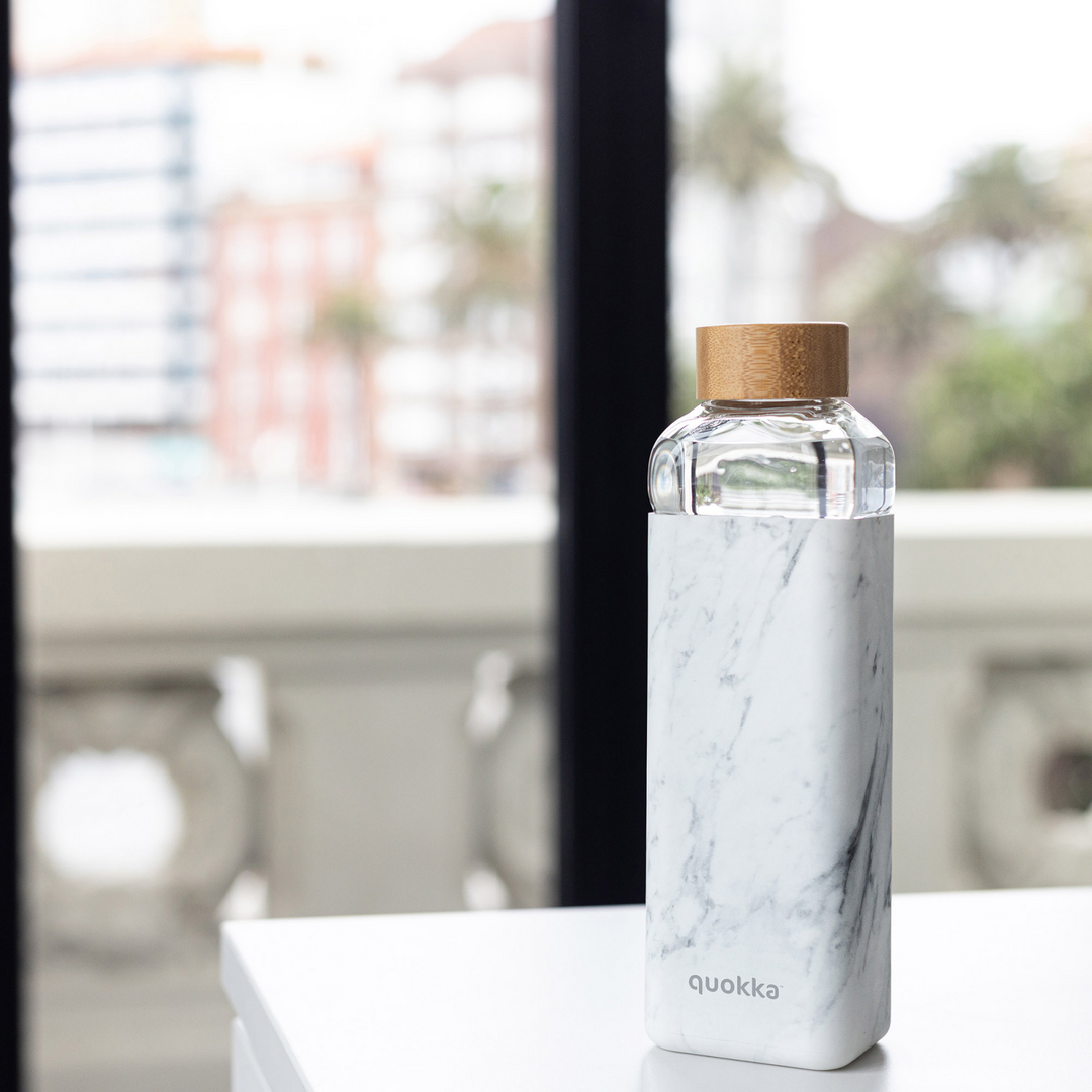 QUOKKA BOTELLA CRISTAL CUADRADA CON FUNDA SILICONA MARBLE 700 ML - Farmashopping